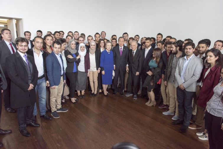 Ban Ki-moon, Jorge Sampaio and Syrian Students pose for a photo group